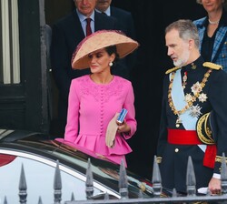 Don Felipe y Doña Letizia en la residencia del embajador de España en Londres antes de abordar el vehículo que les trasladará hacia Church House para,